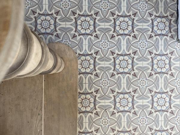 Carrelage aspect carreau ciment, motif fleuri gris et bordeaux