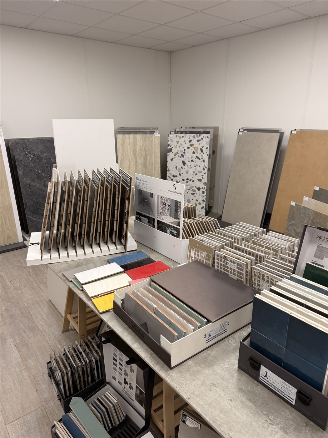 Pr&eacute;sentoirs de carrelage au showroom d&rsquo;Alfortville
