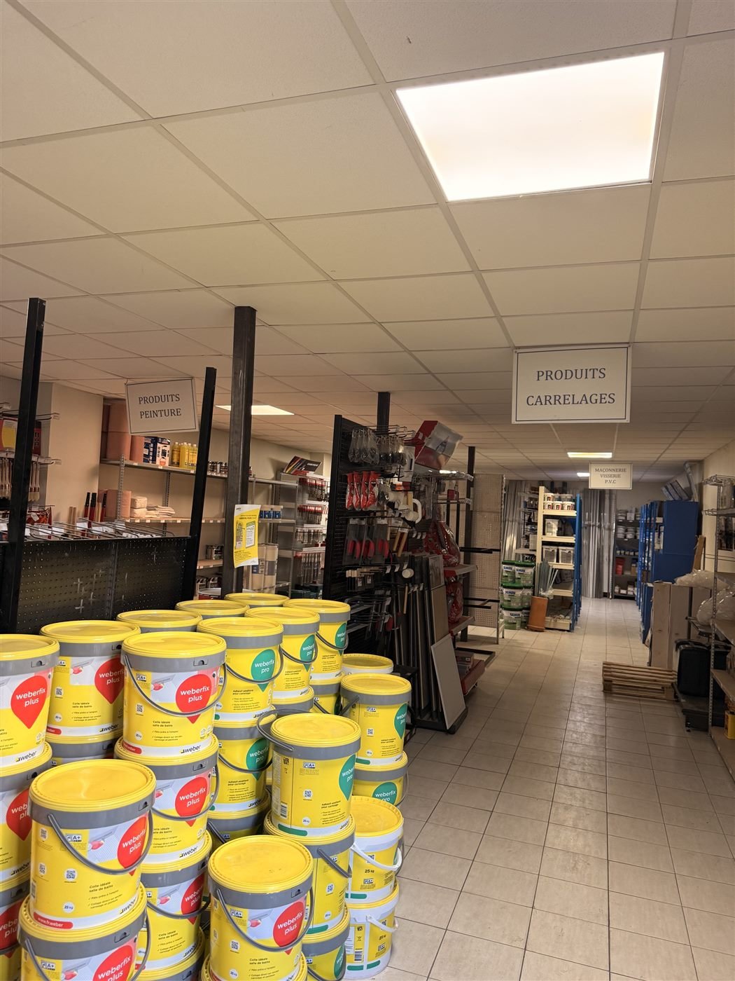 Rayonnages du d&eacute;p&ocirc;t de Paris Carrelages et Mat&eacute;riaux &agrave; Alfortville