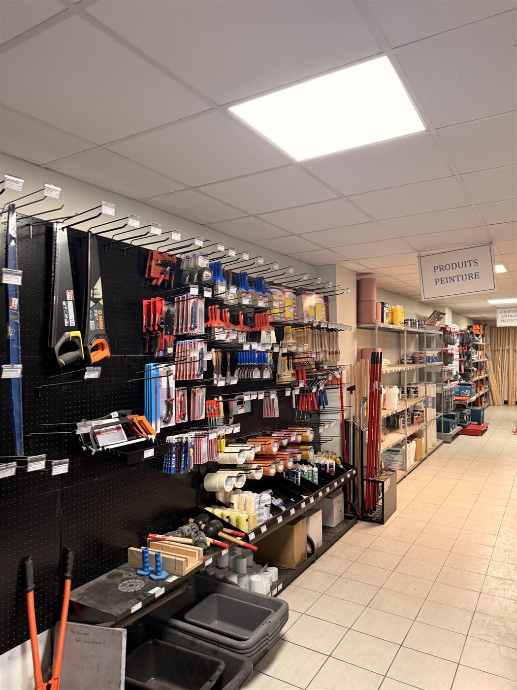 Rayon des accessoires de pose au d&eacute;p&ocirc;t d&rsquo;Alfortville